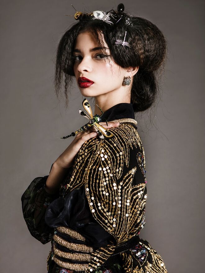 BUGS OF QUEEN | Styling: Nay Alvarez; Modelo: Layane/ Elite Lisbon | Camisa e blusa, Du Chic à Vendre. Vestido, Zara. Brincos, H&M. Pregadeira usada como anel, Miu Miu.