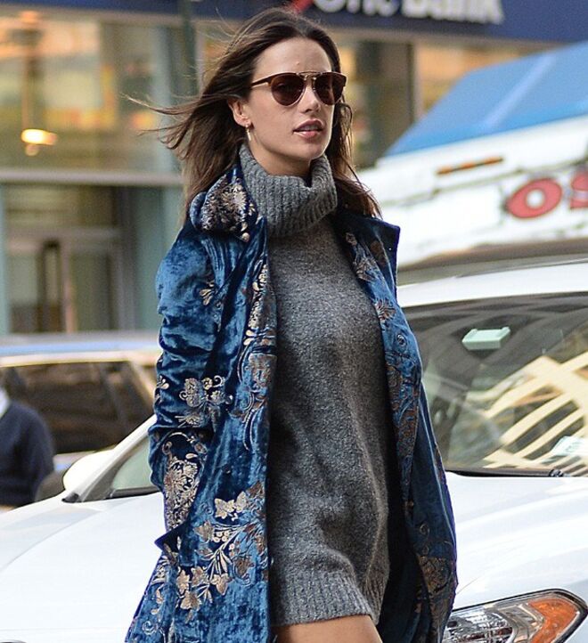 5. Gola alta por dentro de fatos ou vestidos| Alessandra Ambrosio