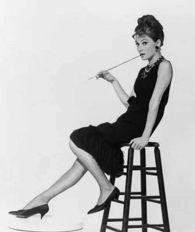 Audrey Hepburn foi uma das mulheres a usar primeiro os kitten heels.