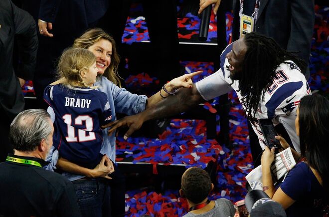 Gisele Bündchen e Vivian Lake Brady com o jogador LeGarrette Blount