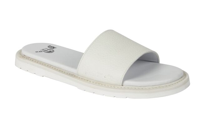 Sandálias em pele, €85, Dr. Martens