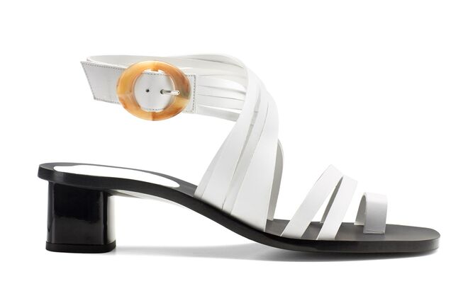 Sandálias em pele, €59,99, Mango