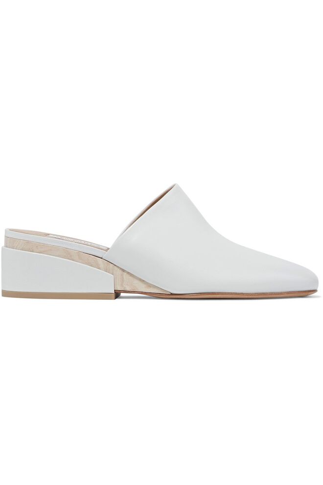 Mules em pele, €620, Gabriela Hearst