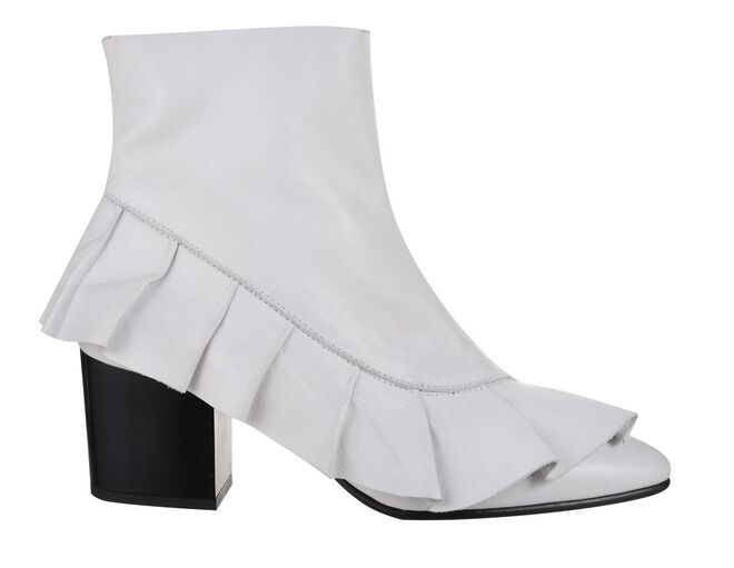 Botins em pele, €117, Topshop