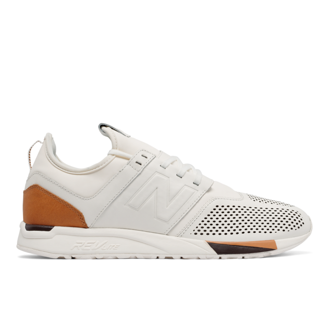 Ténis em pele, €120, New Balance