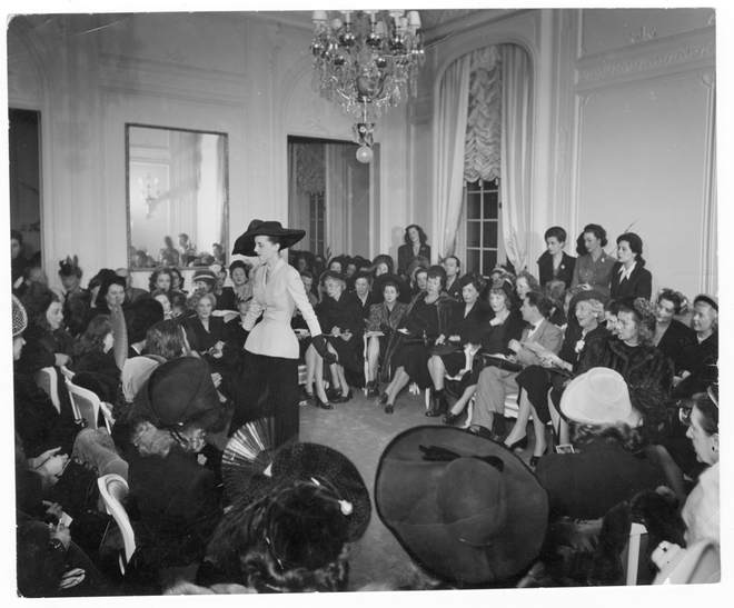 1. Apresentação da primavera/verão 1947, o desfile do New Look