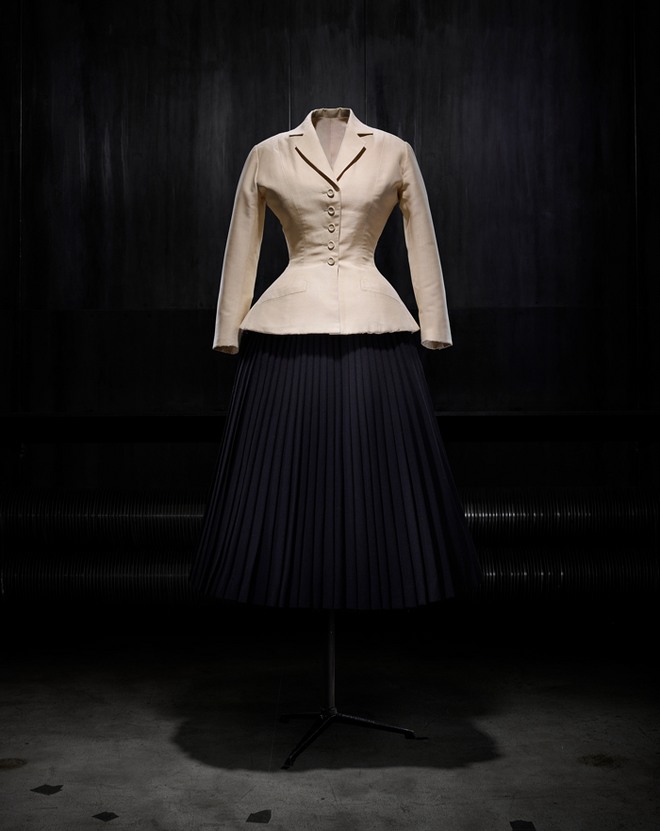 6. Conjunto Christian Dior, 1947, no livro Dior by Christian Dior (foto_Laziz Hamani)