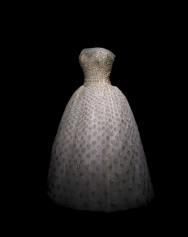 9. Vestido Christian Dior, 1954, no livro Dior by Christian Dior (foto_Laziz Hamani)