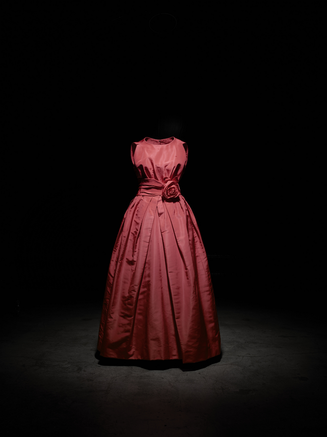 14. Vestido Manuela, 1959, na exposição Une Maison, Des Collections, no Museu Christian Dior