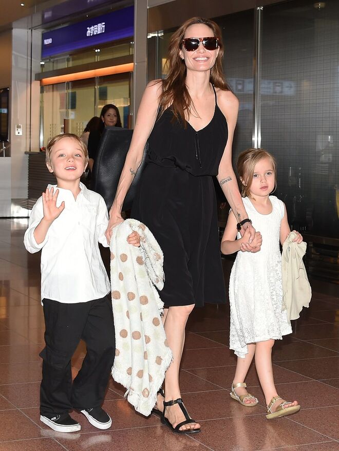 Angelina Jolie com os gémeos Knox e Vivienne