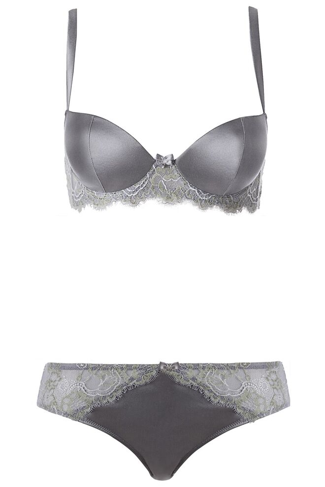 Soutien, €35,90, e cuecas, €19,90, em renda e cetim, Intimissimi