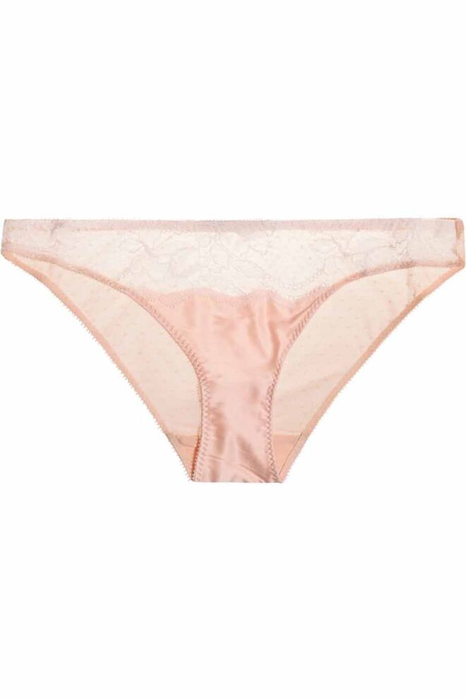 Cuecas em renda e poliamida, €40, Stella McCartney