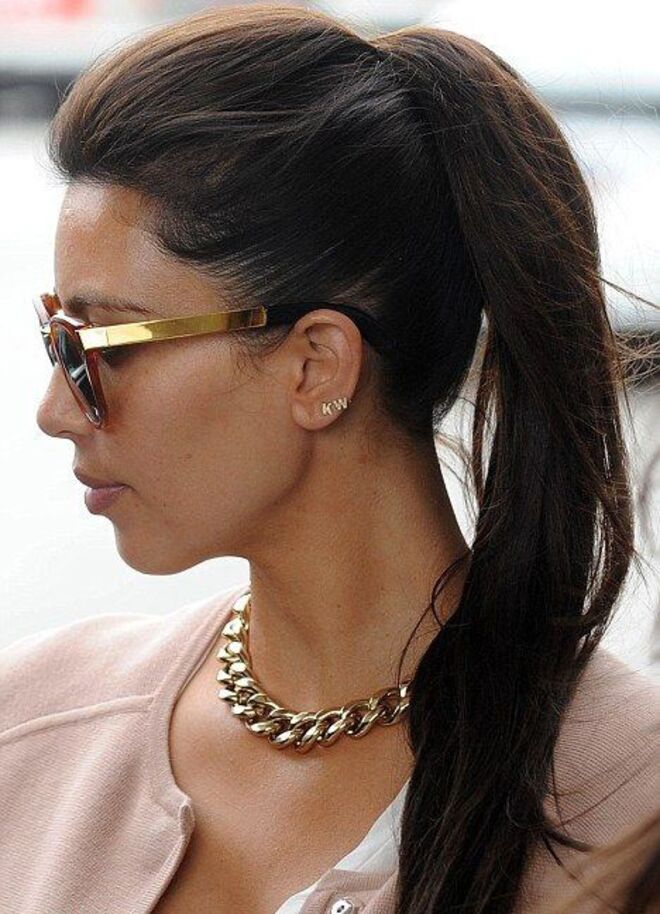 "Tenho seis piercings – um no umbigo, um na orelha, três no lóbulo esquerdo e um na parte de cima da orelha esquerda."