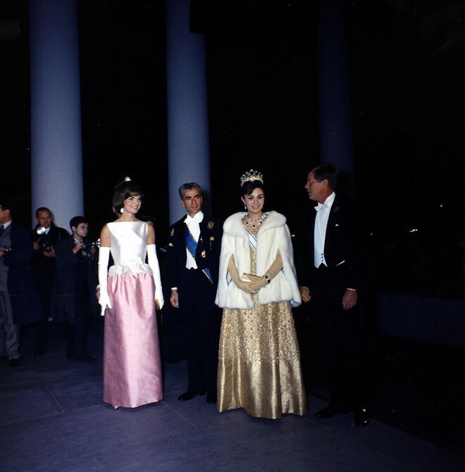 John e Jackie Kennedy recebem o Sha e a imperatriz do Irão na Casa Branca, em 1962.