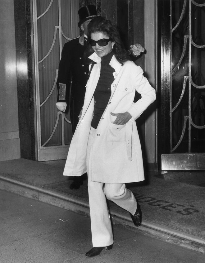 Jackie a sair do Hotel Claridges, em Londres, na década de 1970.