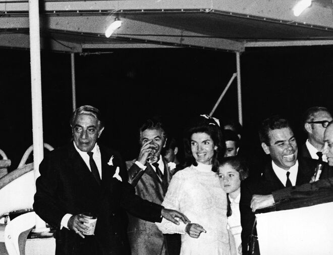 Jackie e Aristóteles Onassis no dia do seu casamento na ilha grega de Skorpios, a 21 de outubro de 1968.