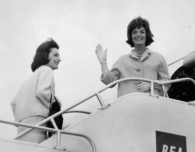 Jackie Kennedy a embarcar num avião em Londres, com a irmã Lee Radziwill, em 1961.
