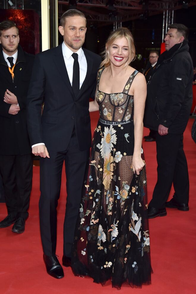 Charlie Hunnam e Sienna Miller
