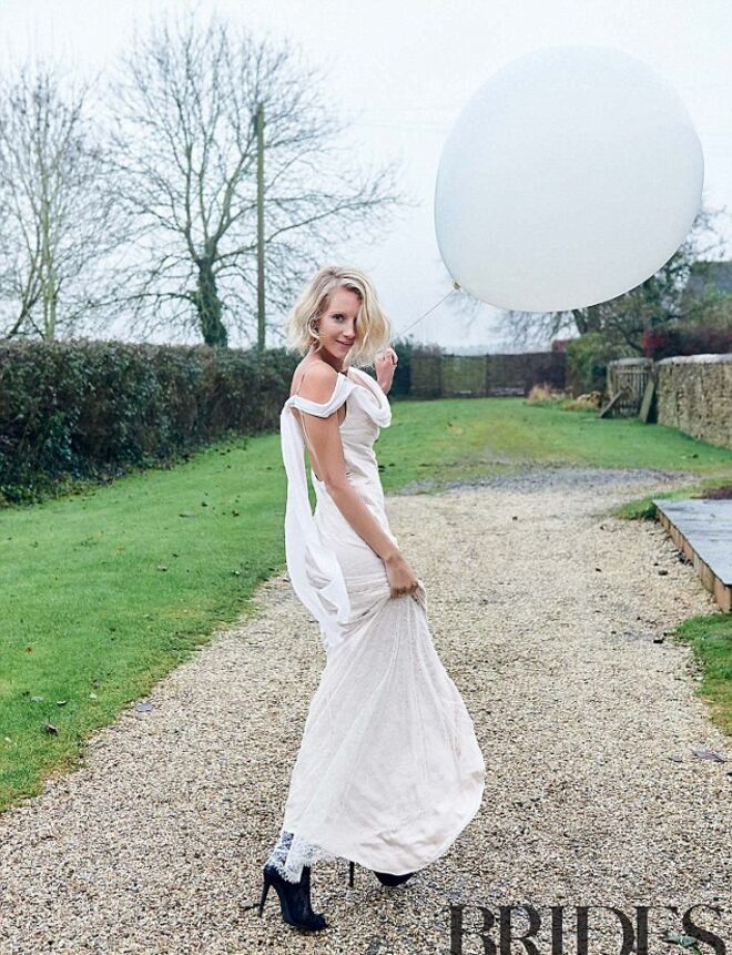 Savannah com um dos vestidos disponíveis na Debenhams (Foto: Brides Magazine)