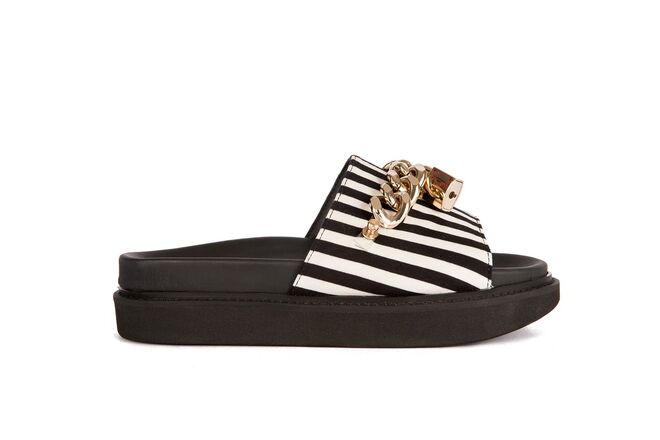 Sandálias em pele, €138