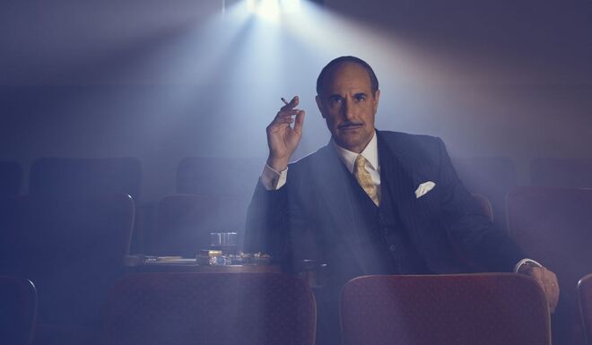 Stanley Tucci, como Jack L. Warner (o poderoso dos estúdios de Hollywood que recusou Davis e Crawford devido à idade que ambas tinham na altura)
