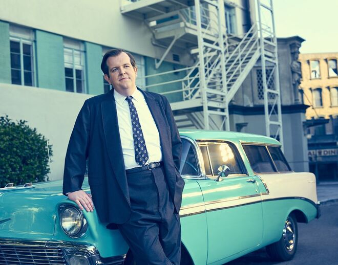 Dominic Burgess, como Victor Buono (co-protagonista das atrizes no filme 'What Ever Happened To Baby Jane?')