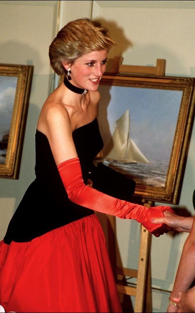 Vestido desenhado por Murray Arbeid, usado por Diana durante uma visita oficial a Espanha em 1987