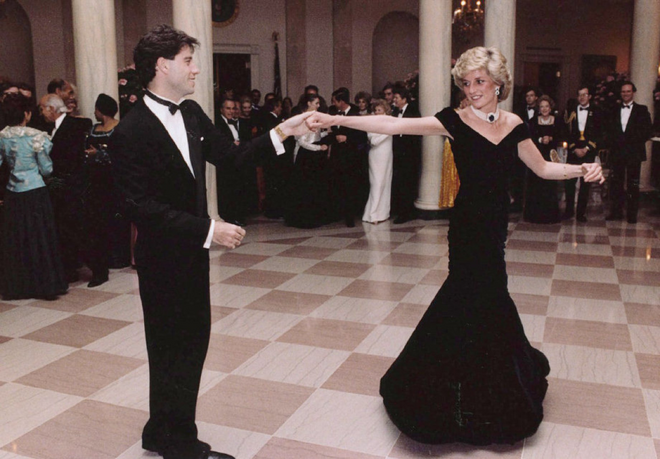 O vestido 'Travolta', desenhado por Victor Edelstein e usado por Diana num jantar de estado oferecido pelo Presidente norte-americano da altura, Ronald Reagan