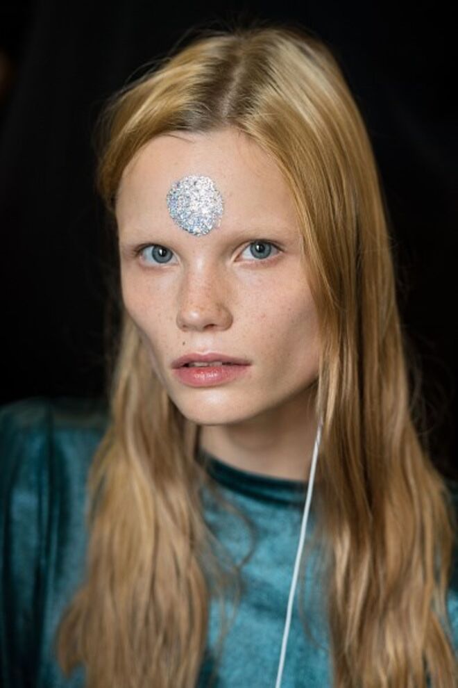 Glitter galáctico - Bastidores do desfile Giamba / M.A.C