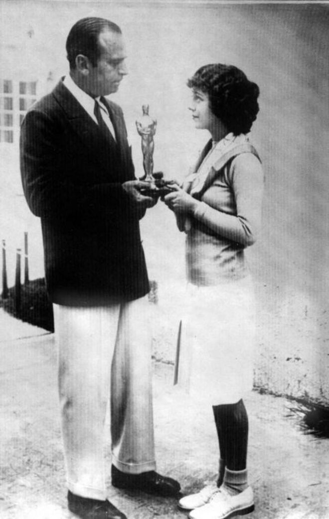 1929 | Na primeira cerimónia, Janet Gaynor vencedora do prémio de melhor atriz com Douglas Fairbanks, presidente da Academia