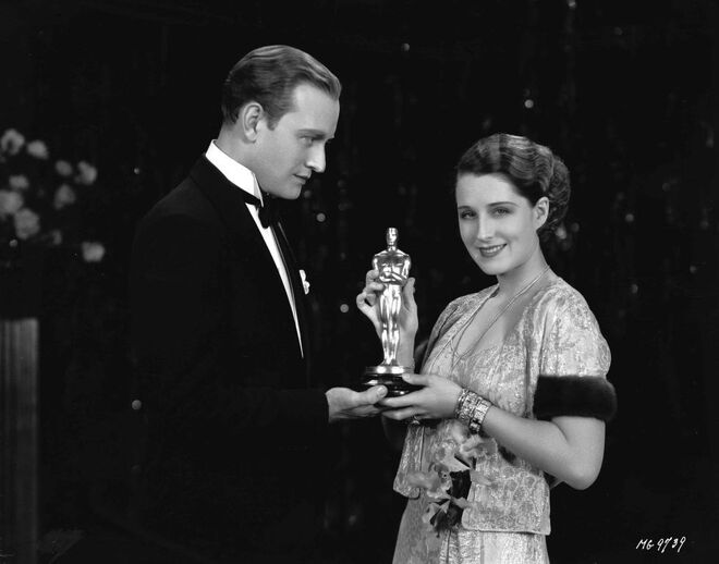 1931 | Norma Shearer a aceitar o prémio de melhor atriz com o filme "O Divorciado"
