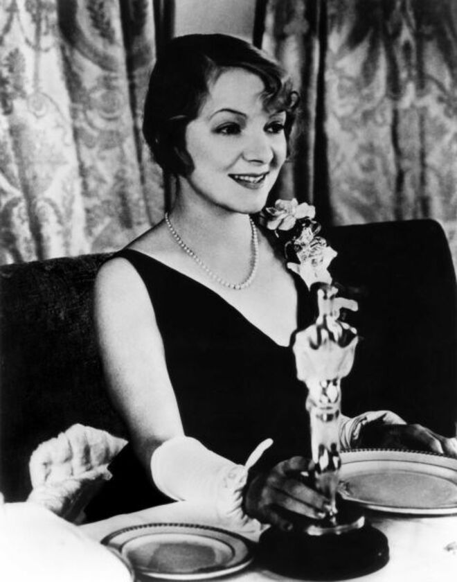 1933 | Helen Hayes com o seu prémio de melhor atriz com o filme "O Pecado de Madelon Claudet"