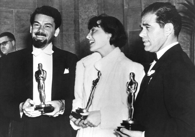 1937 | Luise Rainer com o Óscar de melhor atriz com o filme "Ziegfeld - O criador de estrelas"; Paul Muni com o prémio de melhor ator para o filme "A vida de Louis Pasteur" e Frank Capra com o Óscar de melhor diretor com o filme "Mr Deeds chega à cidade"