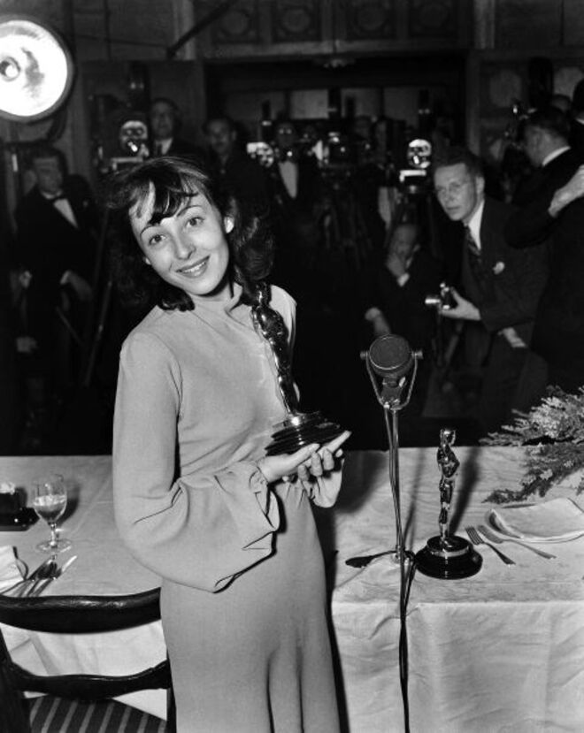 1938 | Luise Rainer, a primeira atriz a ganhar o Óscar pela segunda vez consecutiva