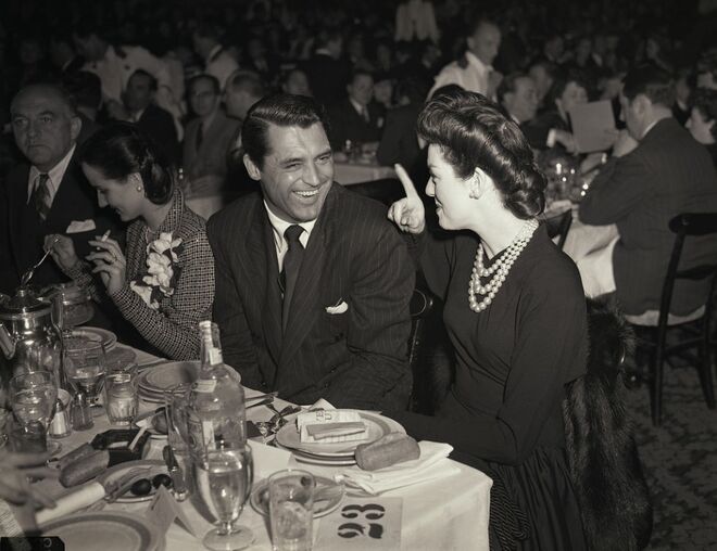 1942 | Cary Grant acompanhado de Rosalind Russell durante o jantar de cerimónia no Biltmore Hotel
