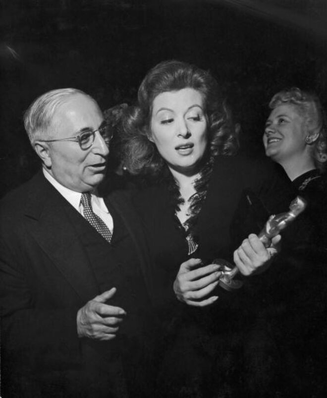 1943 | A atriz Greer Garson mostra seu Óscar ao produtor de filmes Louis B. Mayer no jantar dos prémios da Academia.
