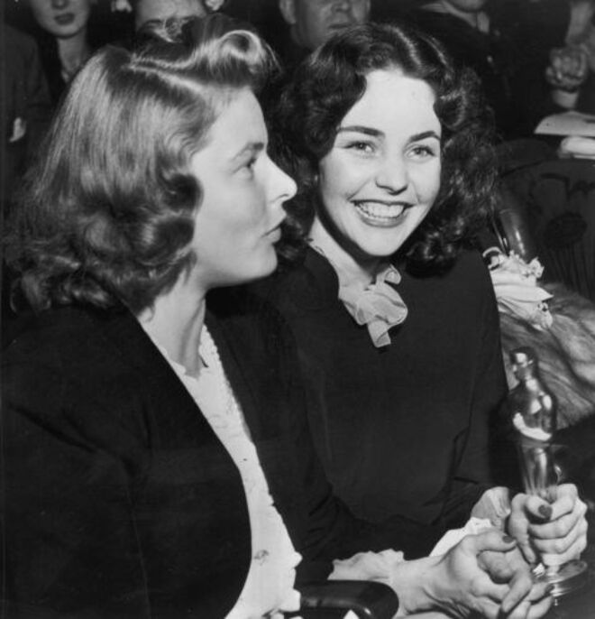 1944 | Jennifer Jones, com o prémio de melhor atriz com o filme "A Canção de Bernadette" mostra seu Óscar à atriz Ingrid Bergman.