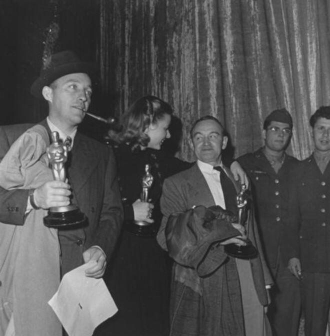 1945 | Os vencedores Bing Crosby, Ingrid Bergman e Barry Fitzgerald posam com seus Óscars no palco