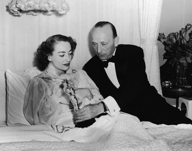 1946 | Joan Crawford aceita o óscar de melhor atriz com o filme "A história de Mildred Pierce" enquanto recuperava de uma doença, na altura desconhecida