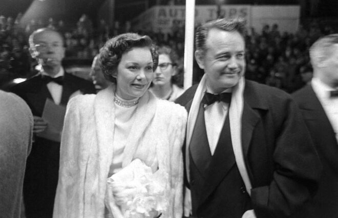 1949 | Lew Ayres, com a nomeação do melhor ator, na companhia de Jane Wyman, vencedora do prémio de melhor atriz, à chegada da cerimónia.