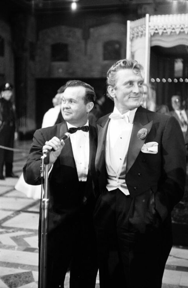 1950 | Kirk Douglas, nomeado para o prémio de Melhor Ator com o filme "Campeão", espera ser anunciado. No entanto, não ganhou o Óscar nesse ano.