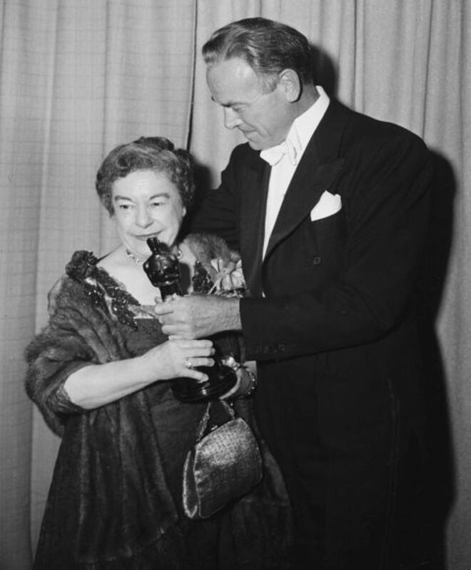 1951 | A atriz Josephine Hull recebe o prémio de Melhor Atriz Secundária