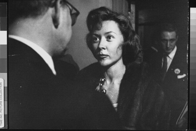 1953 | Gloria Grahame à conversa durante a cerimónia onde ganhou o prémio de melhor atriz secundária no filme "Assim estava escrito"