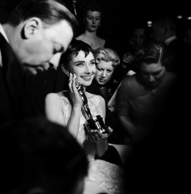 1954 | Audrey Hepburn levanta o prémio de melhor actriz no filme "Feriado Romano". O evento foi realizado em Nova York no NBC Century Theatre.