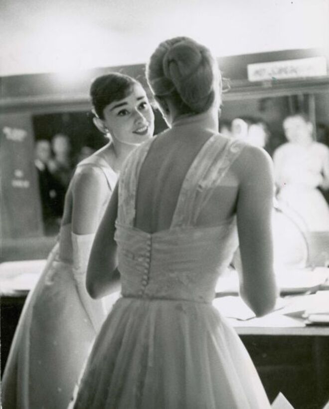 1956 | Audrey Hepburn e Kelly no backstage da cerimónia.