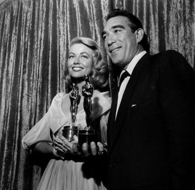 1957 | Dorothy Malone e Anthony Quinn com os Óscares de melhores atores secundários.