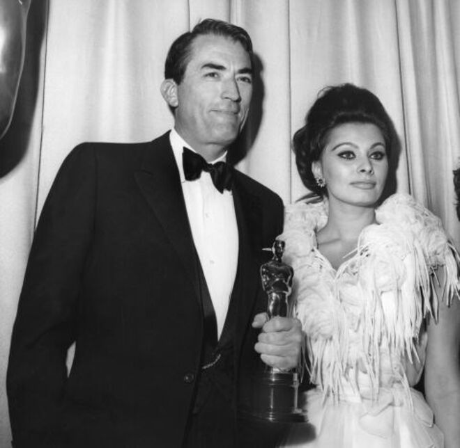 1963 | Gregory Peck com o prémio de Melhor Ator com o filme "To Kill a Mockingbird" ao lado da apresentadora Sophia Loren