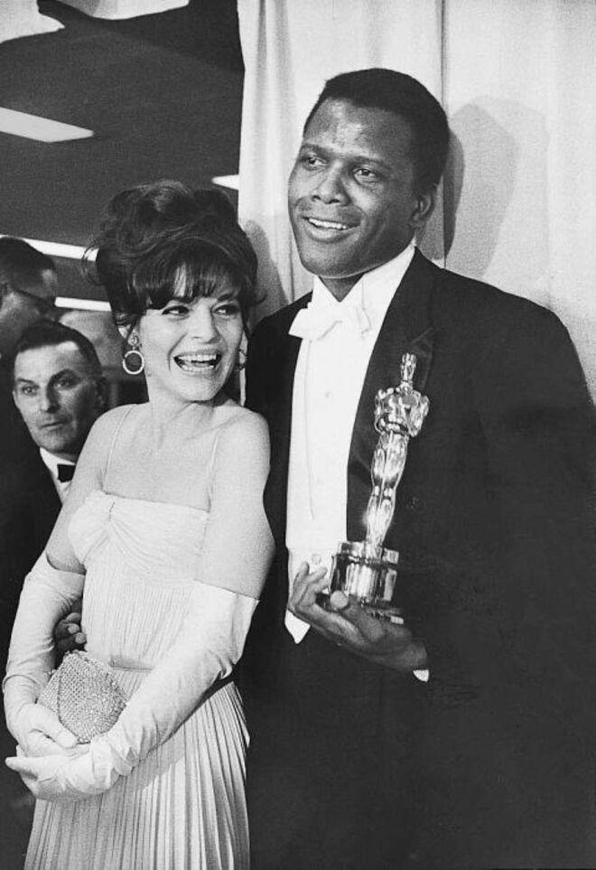 1964 | Sidney Poitier com a apresentadora Anne Bancroft. O primeiro ator negro a ganhar um Óscar