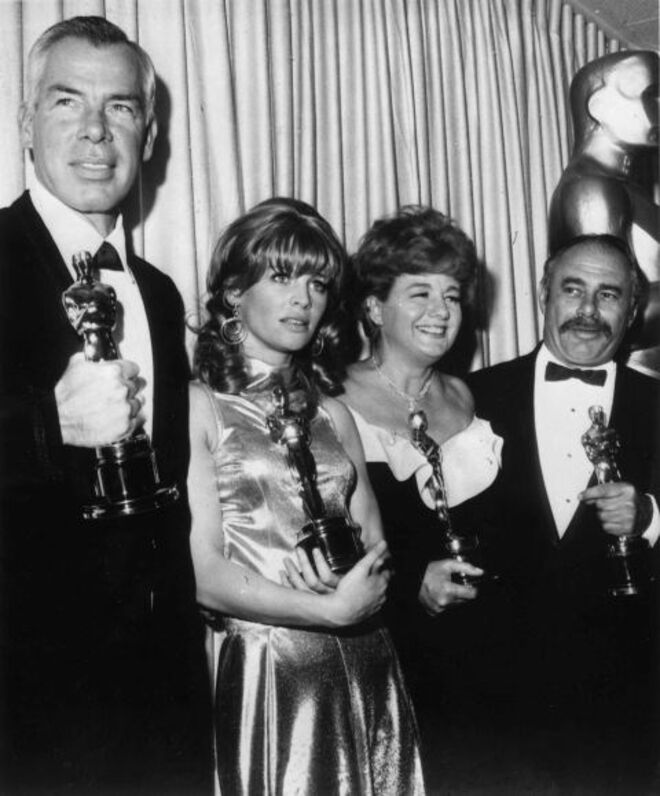1966 | Lee Marvin, Julie Christie, Shelley Winters e Martin Balsam apreciam a vitória, juntos.