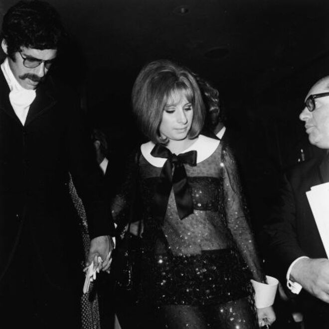 1969 | Barbra Streisand com o marido Elliot Gould. Streisand partilhou o prémio de Melhor Atriz com Katharine Hepburn.
